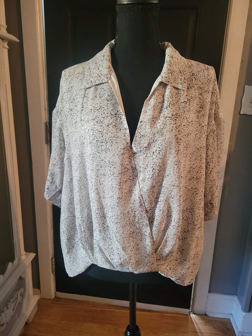 Calvin Klein Cream and Black Speckled Twist-Hem Short-Sleeve Blouse - Picture 2 of 4